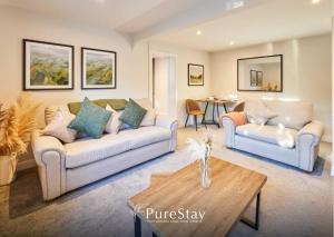 Posezení v ubytování Executive Raven Nest Suite at The Raven Aparthotel in Much Wenlock by PureStay