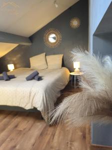 a bedroom with a bed with a tufted bed sidx sidx sidx at Maison cosy avec jardin privé proche gare in Le Mans +26 photos