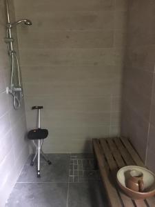 Ένα μπάνιο στο beautiful arched stone apartment 1 bd