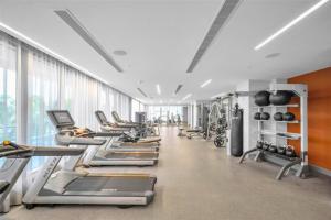 Pusat kecergasan dan/atau kemudahan kecergasan di Stylish Studio with Pool View at the Heart of Downtown Doral