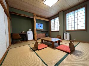 山中湖村にあるレイクピアエンゼル山中湖のテーブルと椅子2脚のあるリビングルーム