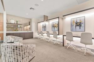 Ruang duduk di Stylish Studio with Pool View at the Heart of Downtown Doral