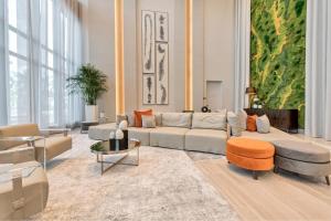 Ruang duduk di Stylish Studio with Pool View at the Heart of Downtown Doral +24 gambar