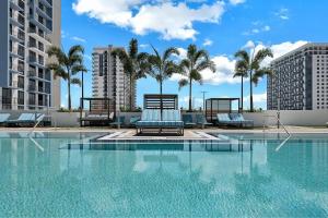 Kolam renang di atau dekat dengan Stylish Studio with Pool View at the Heart of Downtown Doral