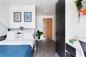 een slaapkamer met een bed met een blauwe deken bij Argyl - Westfield Summer Budget Accommodation, Adults Only in Edinburgh