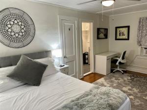 Postel nebo postele na pokoji v ubytování La Casita on Antique Row