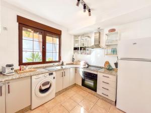 Køkken eller tekøkken på Villa luminosa con Piscina privada - patio y aparcamiento