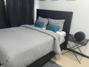 Ένα ή περισσότερα κρεβάτια σε δωμάτιο στο Masaki Comfort I Dar es Salaam, Tanzania