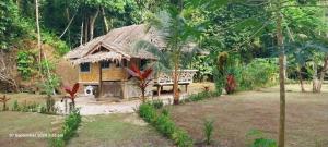 Taman di luar Asio Freewave Bungalows