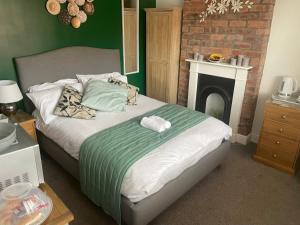 a bedroom with a bed with a fireplace and a bed sidx sidx sidx at Camaraderie Guest House in York