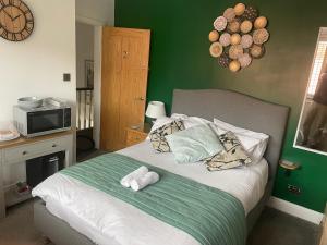 a bedroom with a bed with towels on it at Camaraderie Guest House in York