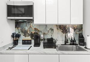 Η κουζίνα ή μικρή κουζίνα στο Modern 3BR Stay - Up to 7 Guests - 20 Mins to NYC