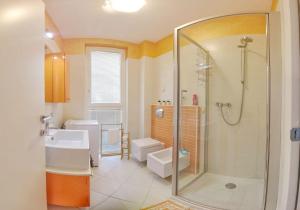 Ванная комната в Golfo Gabella Lake Apartments +27 фотографий