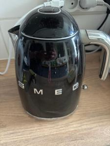 een zwarte theepot bovenop een tafel bij Le bon coin in Bordeaux +2 foto's