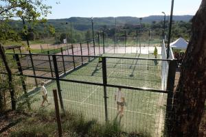 Tenis a/nebo squash v ubytování Camping Gironella nebo okolí