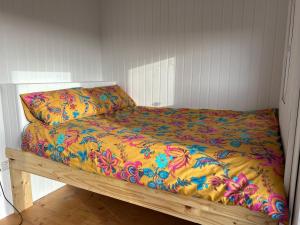 Katil atau katil-katil dalam bilik di Shepherds hut in 7 acre field