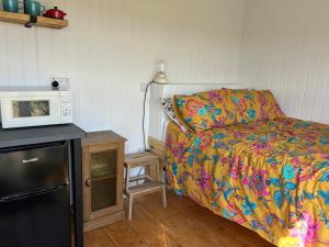 Katil atau katil-katil dalam bilik di Shepherds hut in 7 acre field