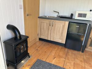 Dapur atau dapur kecil di Shepherds hut in 7 acre field