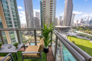 ein Balkon mit Blick auf die Stadt in der Unterkunft Durrani Homes - Modern Living 3br with Burj Khalifa and Fountain View - third room without partition in Dubai