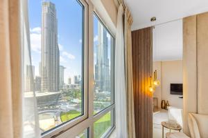 Zimmer mit einem Fenster und Stadtblick in der Unterkunft Durrani Homes - Modern Living 3br with Burj Khalifa and Fountain View - third room without partition in Dubai