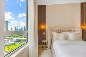 ein Schlafzimmer mit einem Bett und einem großen Fenster in der Unterkunft Durrani Homes - Modern Living 3br with Burj Khalifa and Fountain View - third room without partition in Dubai + 38 Fotos