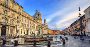 ローマにあるElegant apartment near the Vatican and Piazza Navonaの建物が並ぶ道中の噴水