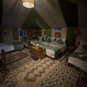 Postel nebo postele na pokoji v ubytování Merzouga Activities Luxury Camp