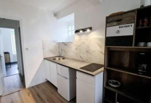 Dapur atau dapur kecil di Golden Lion Studio, Beach, Hikes and Guaranteed Rest