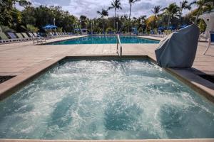 Bazén v ubytování Luxurious 2BR 2BA Ocean Pointe Condo Tavernier Fl nebo v jeho okolí