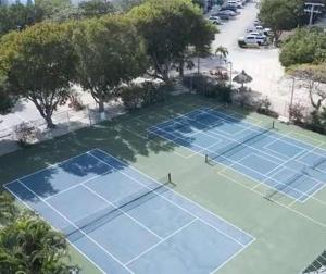Tenis a/nebo squash v ubytování Luxurious 2BR 2BA Ocean Pointe Condo Tavernier Fl nebo okolí