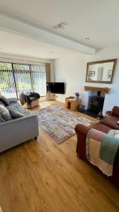 Posezení v ubytování McCareys Loanen Holiday Home