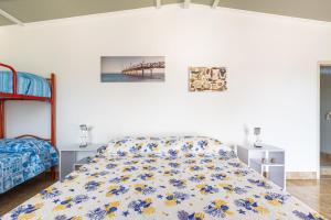 プンタ・プロシュートにあるVilletta Sofianna by BarbarHouseのベッドルーム1室(青い花のベッド1台付) +21枚の写真