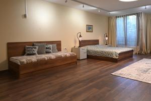 zwei Betten in einem Zimmer mit Holzboden in der Unterkunft Zlati`s house 2 in Sofia
