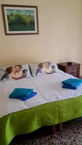a bed with pictures of men and women on it at Casa di Angela in Siracusa