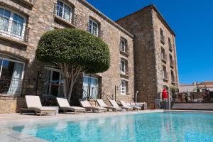 Басейн в Hôtel L'Abbaye або поблизу