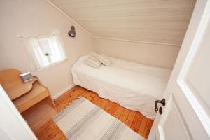 - une petite chambre avec un lit et une fenêtre dans l'établissement Broby Bed & Breakfast, à Nyköping