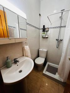 un bagno con lavandino, WC e doccia di Habitación Cercana Al Mar a San Pedro del Pinatar Altre 28 foto
