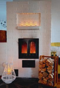 a white brick fireplace with a fire place at Villa Dyyni - Oulujärvi Manamansalo in Vaala
