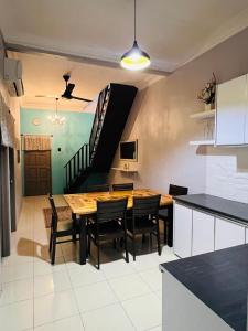 Η κουζίνα ή μικρή κουζίνα στο Pa&Ma HomeStay Kulim III 3R2B FullyAircond