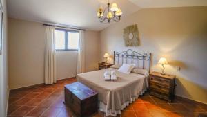 ein Schlafzimmer mit einem Bett mit zwei Schuhen drauf in der Unterkunft Casa Senorio del Olivar Mijas by Ruralidays in Mijas + 36 Fotos