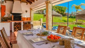ein Esszimmer mit Tisch und Kamin in der Unterkunft Casa Senorio del Olivar Mijas by Ruralidays in Mijas