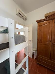 Postel nebo postele na pokoji v ubytování Habitación Triple con baño compartido SEVILLA DELUXE LOS ROSALES + 10 fotografií