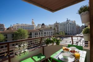 una mesa en un balcón con vistas a la ciudad en Xativa Terrace II, en Valencia