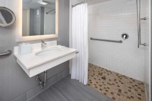 Ένα μπάνιο στο DoubleTree by Hilton Manhattan, KS +27 φωτογραφίες