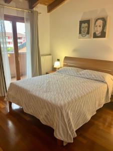 a bedroom with a bed and a window at Casa Davide in Castelnuovo del Garda