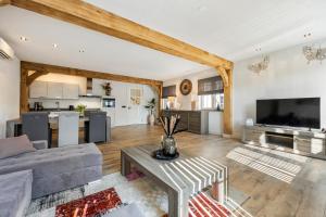 a living room with a couch and a table at B&B Oos Heim in Maria-Hoop