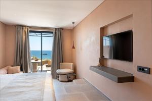 TV a/nebo společenská místnost v ubytování Tetra Resort & Spa Kefalonia