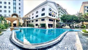 una grande piscina di fronte a un edificio di Biển Nhớ Sầm Sơn PREMIUM RESORT & SPA a Sầm Sơn