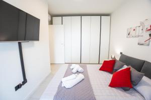 a living room with a couch with red and white pillows at Le Ninfee in Zola Predosa