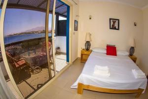 ein Schlafzimmer mit Bett und Balkon mit Aussicht in der Unterkunft Dahab Eternal Sea Horizon in Saint. Catherine